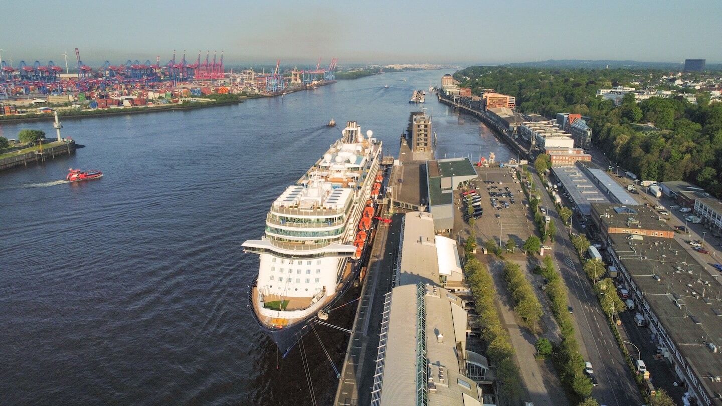 Mein Schiff 4 in Hamburg beim Landstombezug